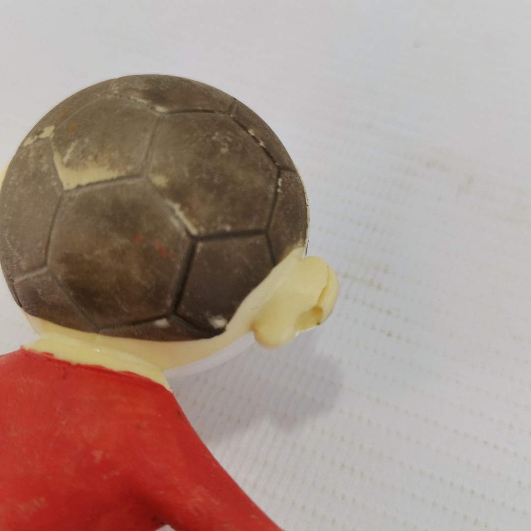 Статуэтка "Футболист", пластик, высота 11 см, трещины на голове. Картинка 3